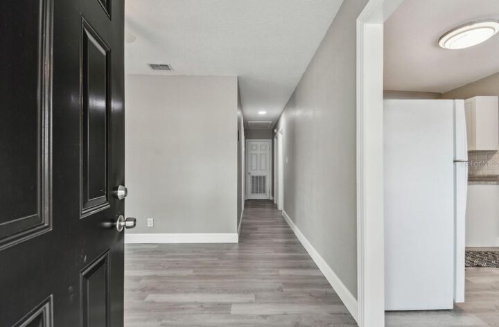Property Photo: 803 W Warren Street FL 33563