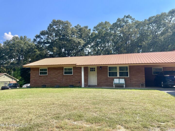 Property Photo:  916 E College Avenue  MS 39577 