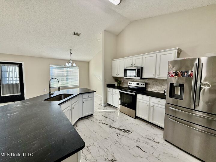 Property Photo:  1605 Heather Court  MS 39564 