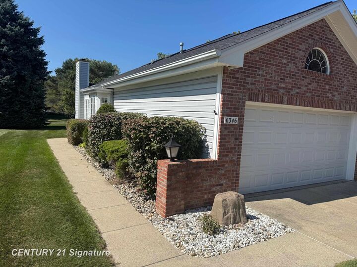 Property Photo:  6346 Squire Lake Drive Unit 33 Bldg 99  MI 48433 