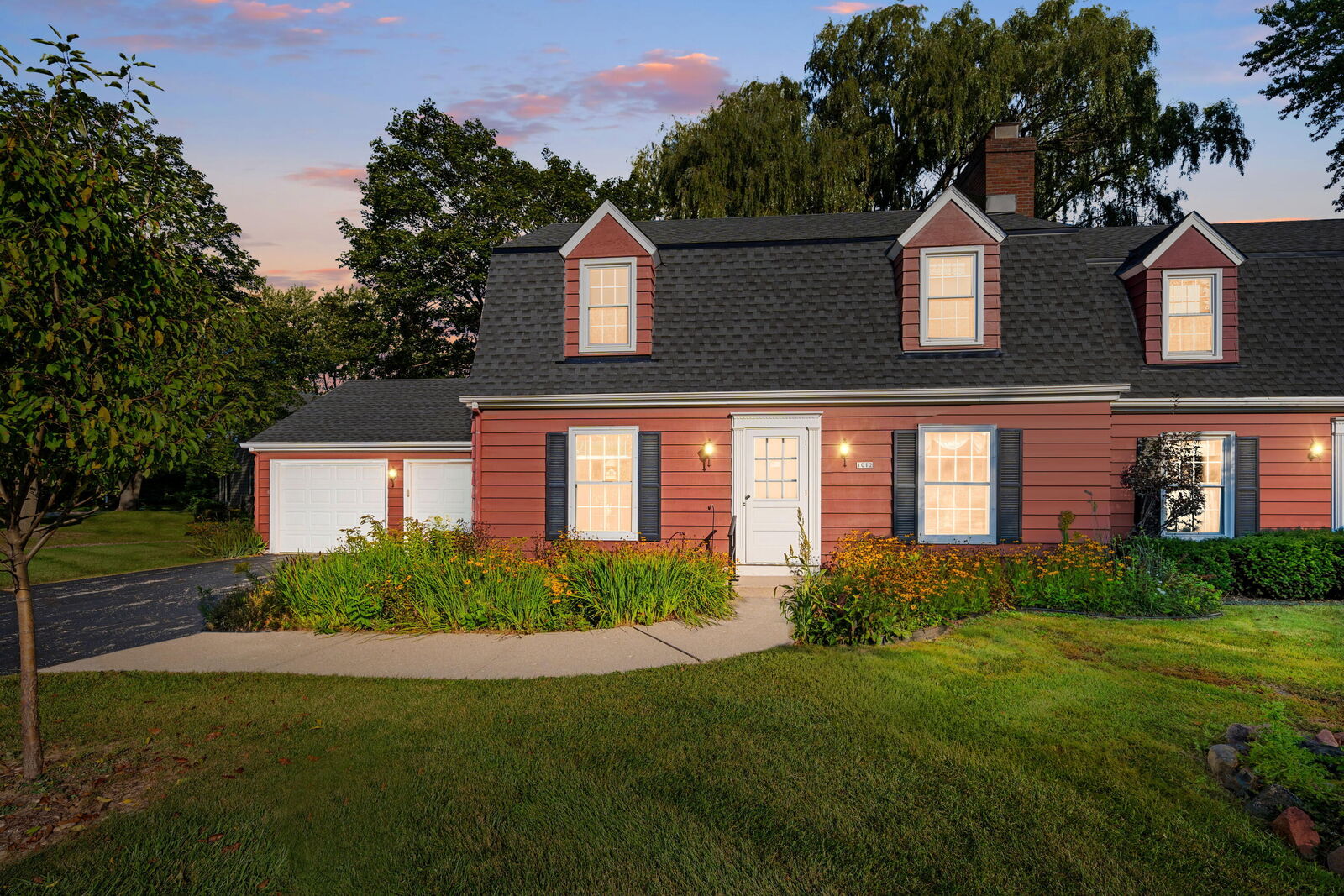Property Photo:  1012 W Cedar Ridge Ct  WI 53092 