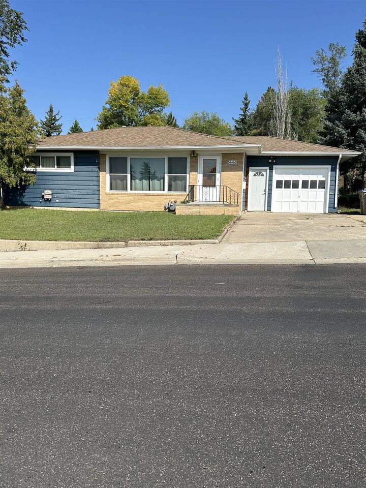 305 Hillcrest Drive  Minot ND 58703 photo
