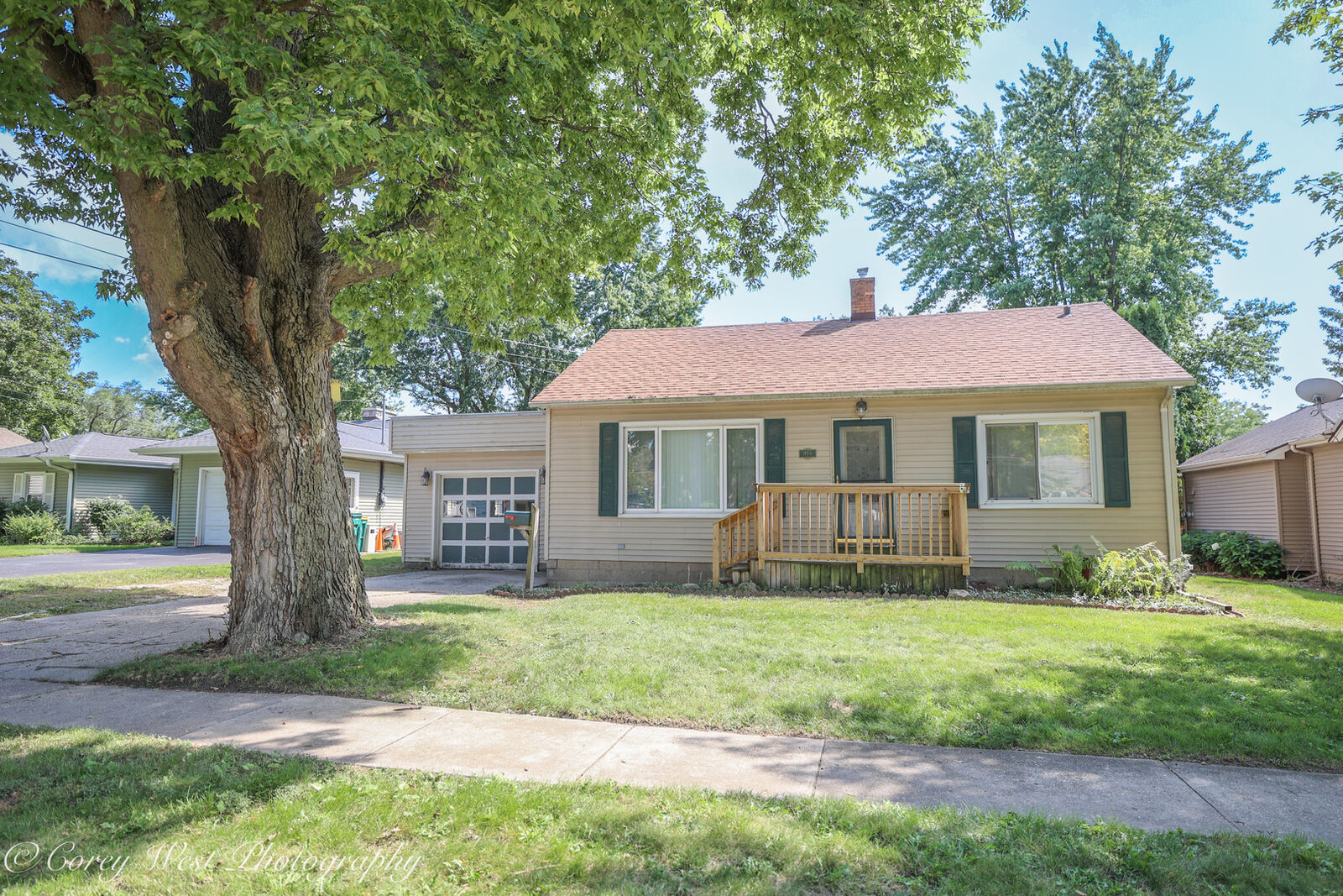 Property Photo: 916 Albert Avenue IL 60178