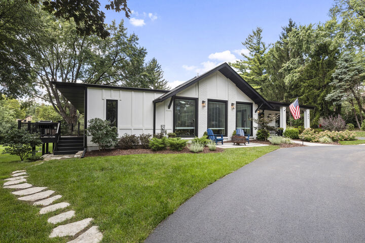 Property Photo:  404 Inverdale Drive  IL 60010 