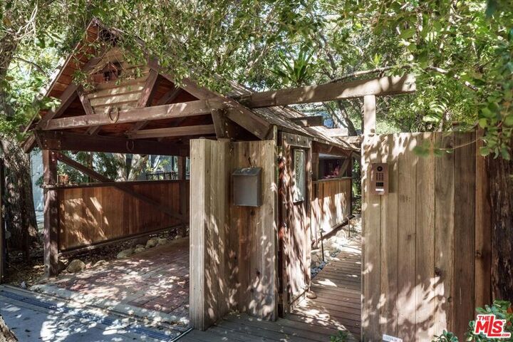 Property Photo:  2056 Oakstone  CA 90046 