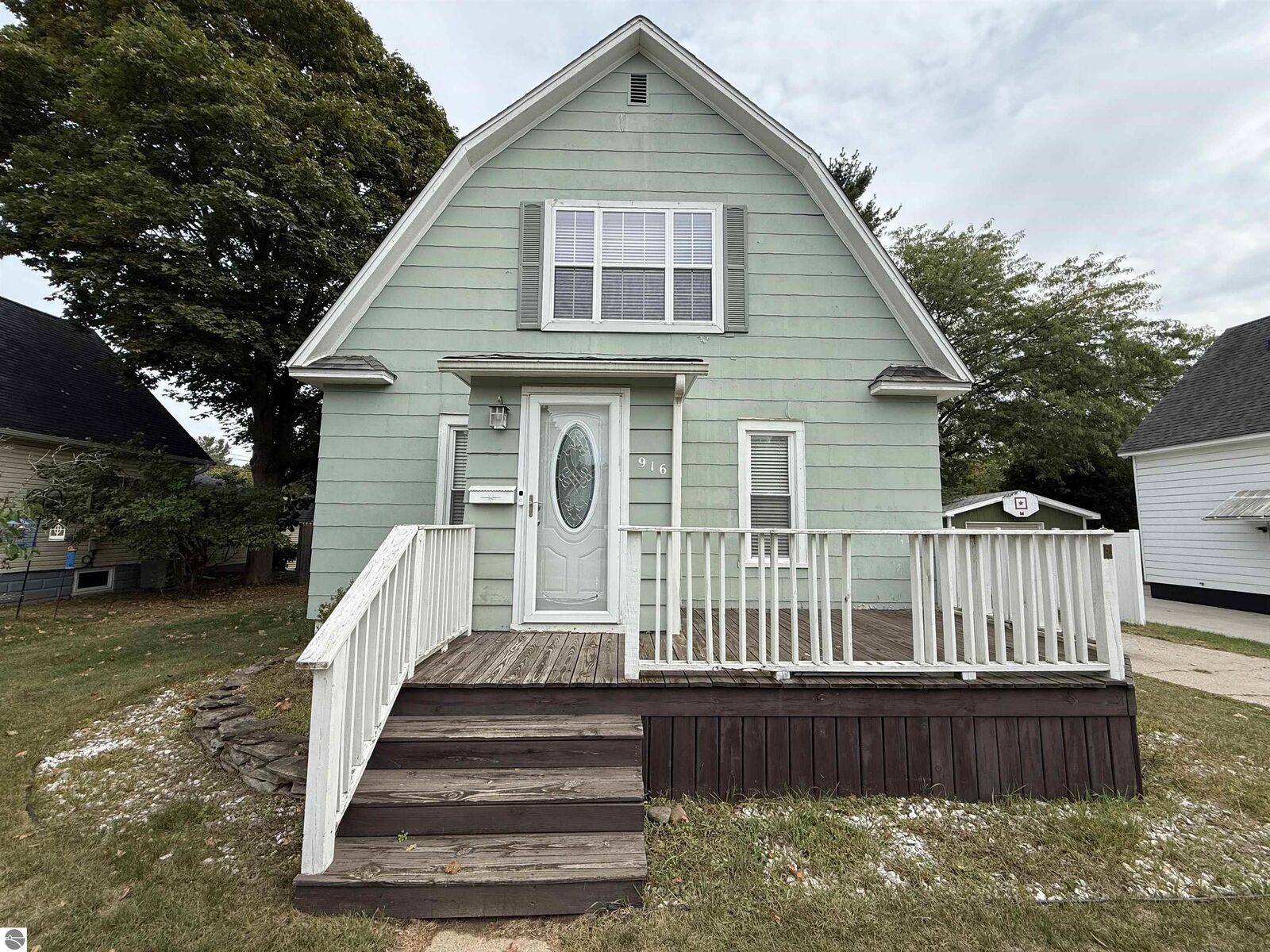 Property Photo:  916 N River Avenue  MI 48801 