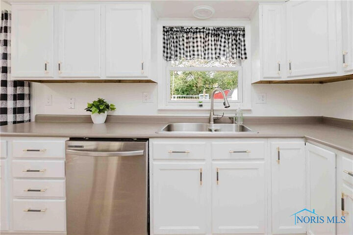 Property Photo: 506 Hillcrest Avenue OH 45840