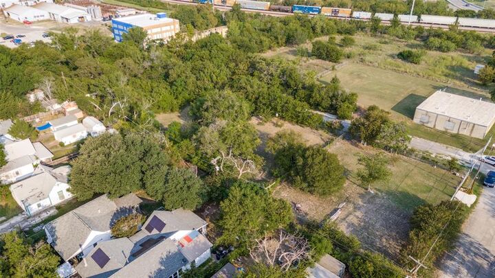 Property Photo: 1630 E Broadway Avenue TX 76104