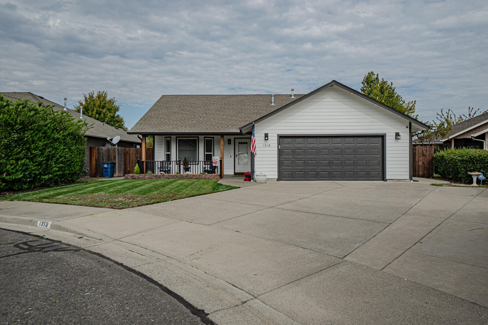 Property Photo: 1318 SW Andy Griffith Drive OR 97527