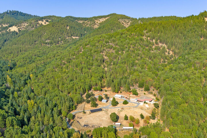 Property Photo: 4220 Wards Creek Road OR 97537