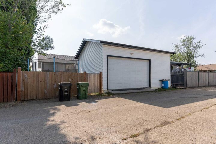 Property Photo: 6122 32 Avenue AB T4V 4R8
