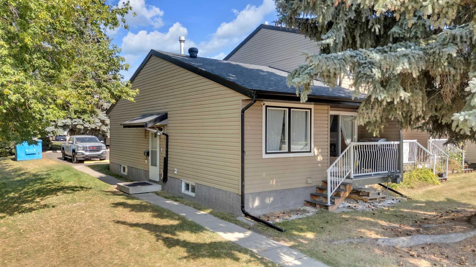 Property Photo:  96 Holmes Street 25  AB T4N 6G6 