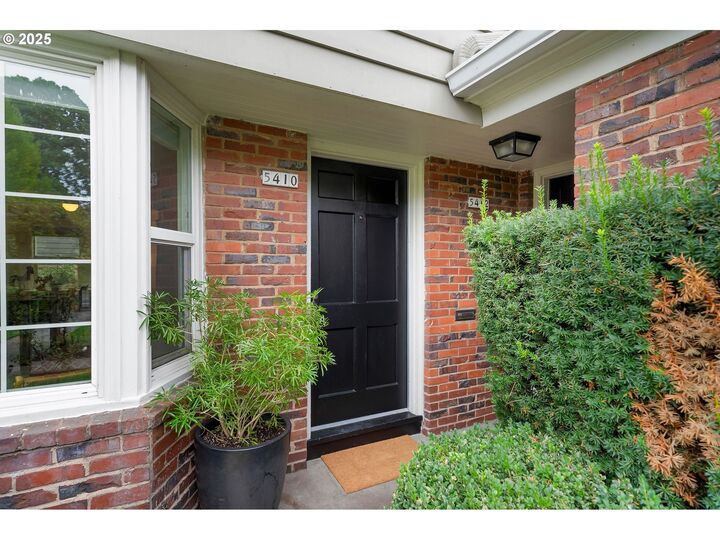 Property Photo:  5410 SE Milwaukie Ave  OR 97202 