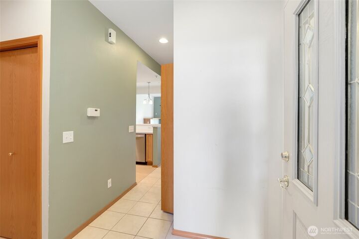 Property Photo:  418  17th Street SE 14 D  WA 98002 