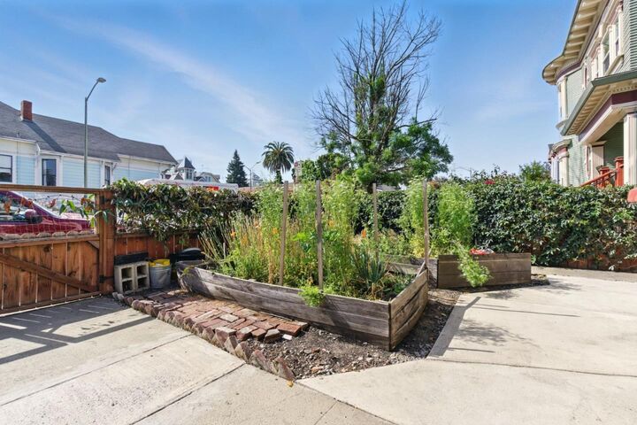 Property Photo:  1915 West Street  CA 94612 