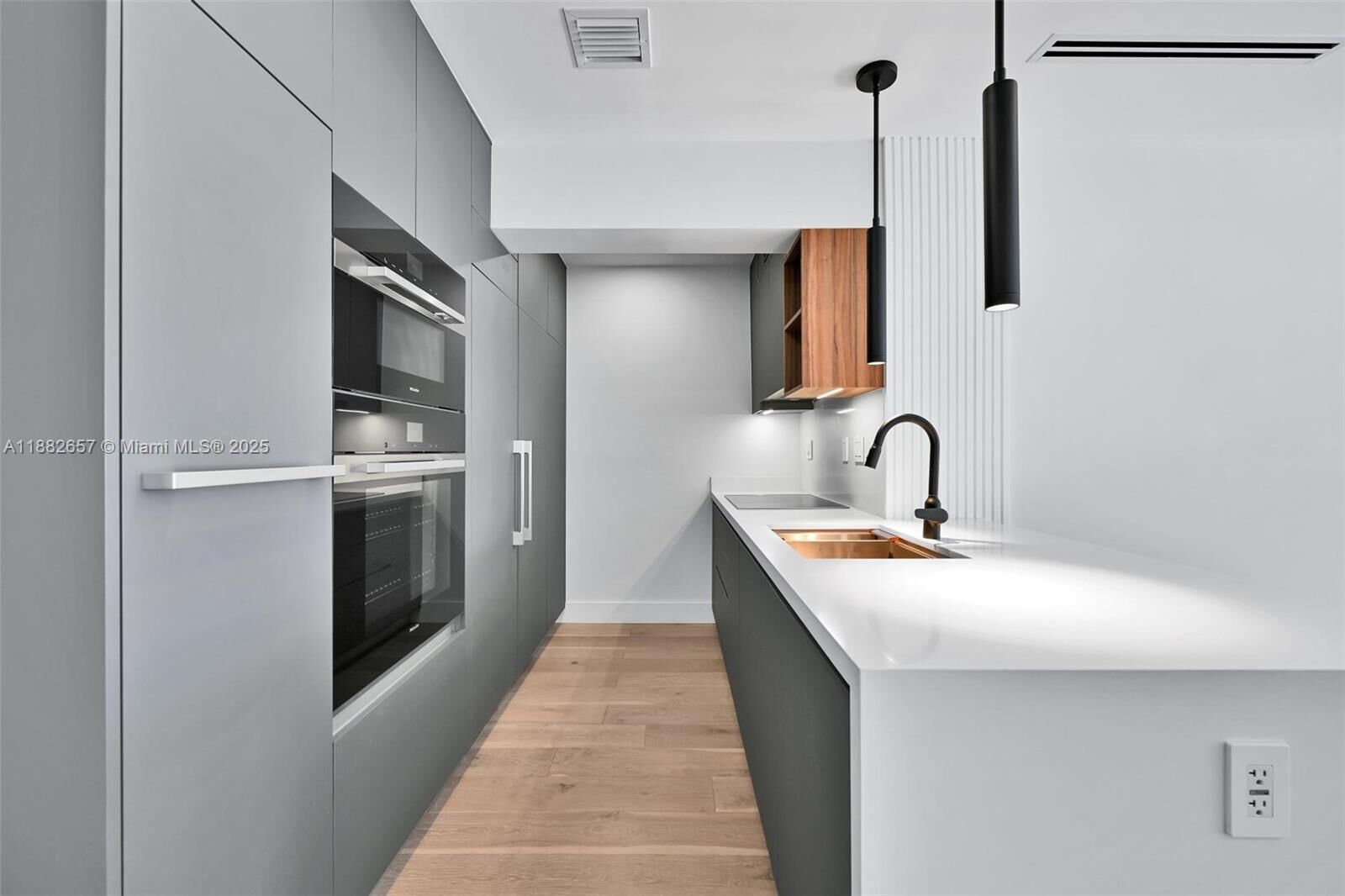 Property Photo:  204 Sunrise Dr 204C  FL 33149 