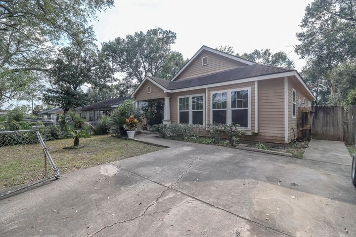 Property Photo:  2450 Columbia St.  TX 77701 