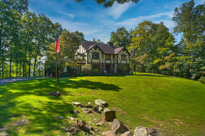 Property Photo:  9 Wintergreen Hill Road  CT 06811 