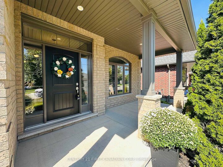 Photo de la propriété:  696 Bennett Crescent  ON N0L 1W0 