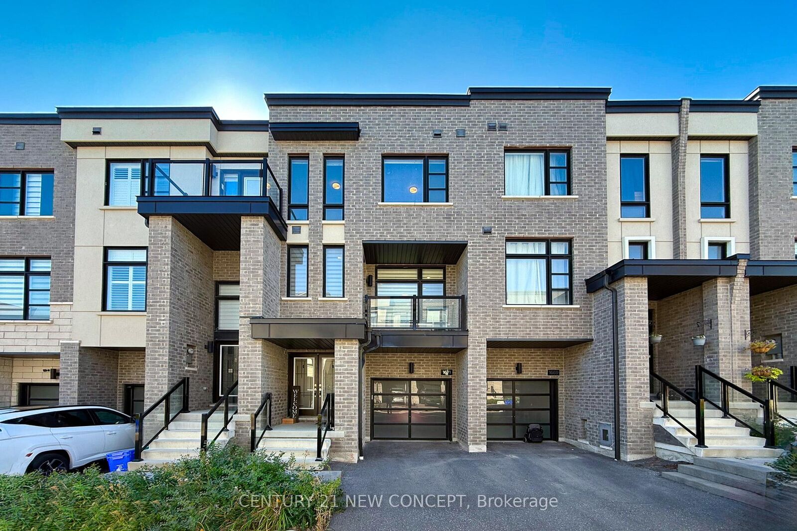 Property Photo:  1671 Hidden Valley Glen  ON L1X 0H7 