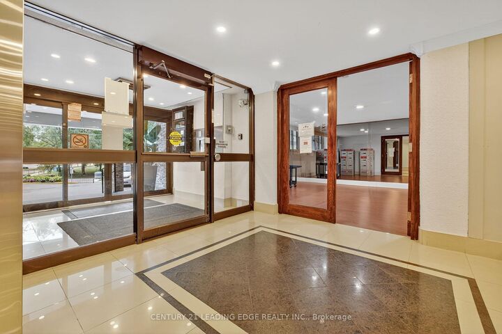 Photo de la propriété:  85 Emmett Avenue 1802  ON M6M 5A2 