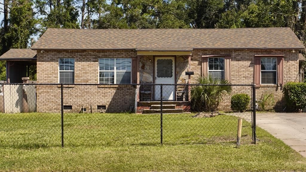 Property Photo:  820 Gordon St  GA 31601