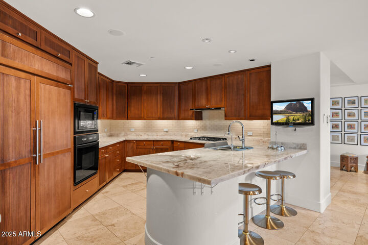 Property Photo:  2402 E Esplanade Lane 204  AZ 85016 