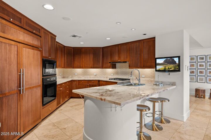 Property Photo: 2402 E Esplanade Lane Unit 204 AZ 85016