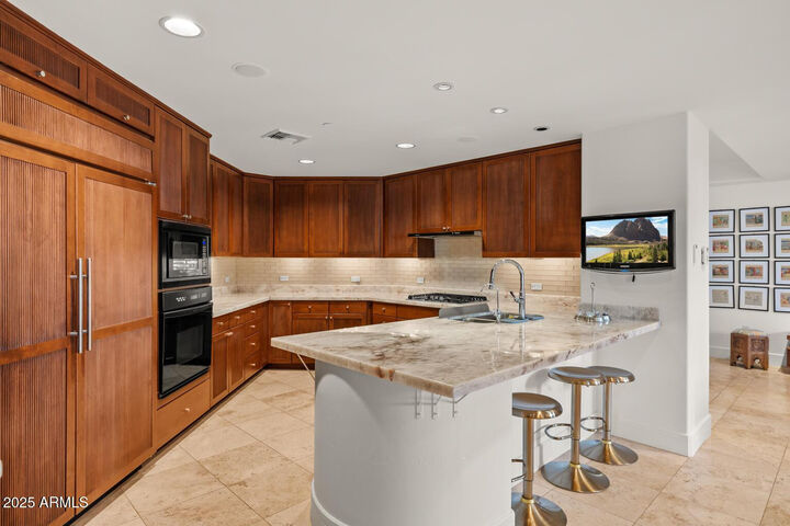 Property Photo:  2402 E Esplanade Lane Unit 204  AZ 85016 