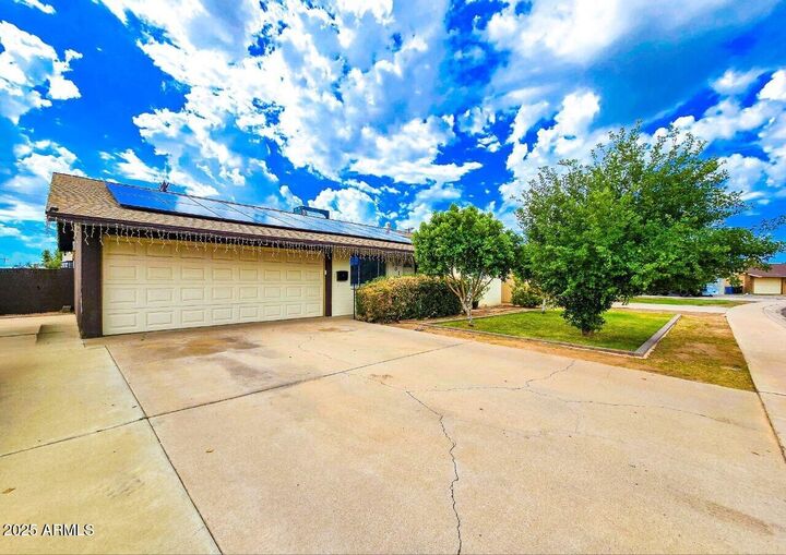 Property Photo:  3701 W Echo Lane  AZ 85051 