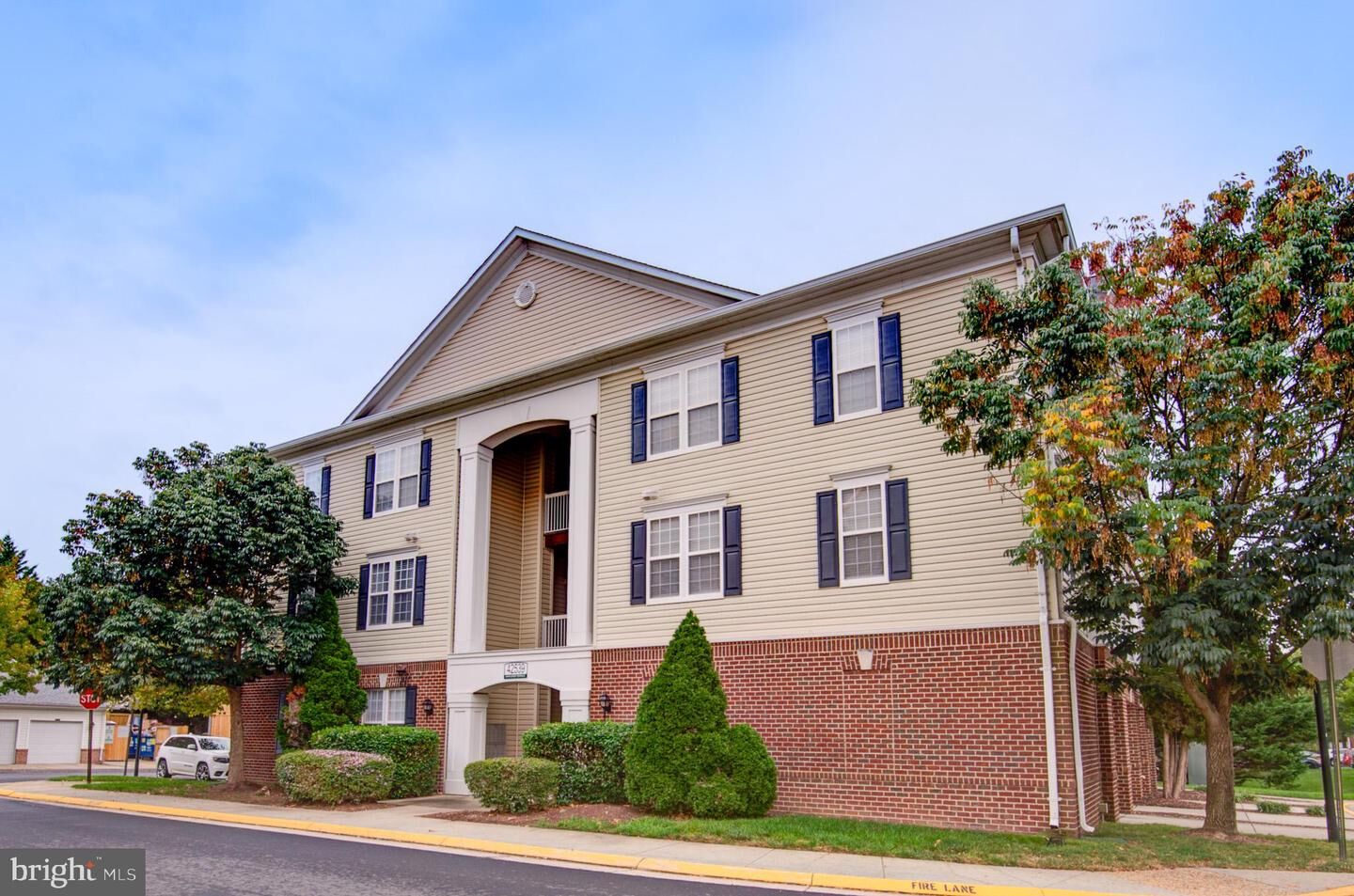 Property Photo:  42539 Mayflower Terrace 204  VA 20148 
