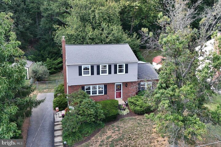 Property Photo:  2575 W Colonial Drive  PA 19061 