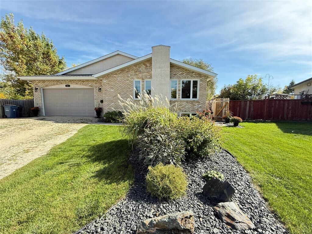 Property Photo:  51 Lynn Lake Drive  MB R2C 4J7 