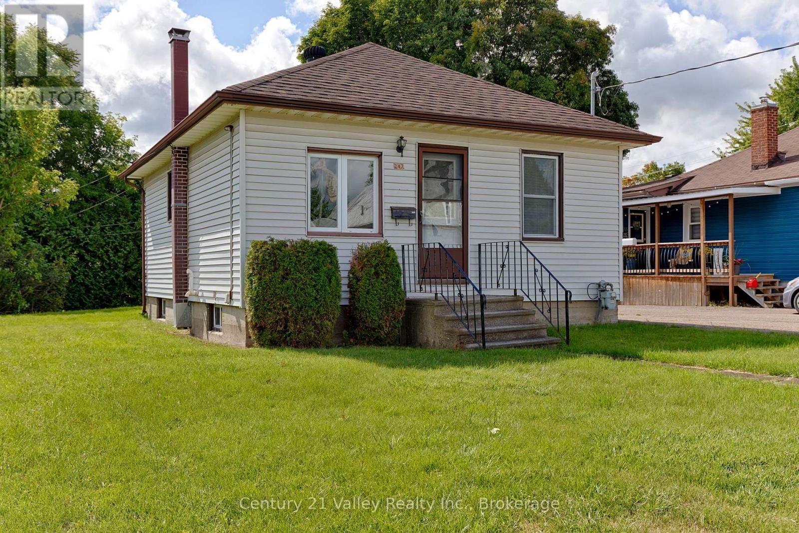 Property Photo:  347 Joffre Avenue  ON K7V 3L6 