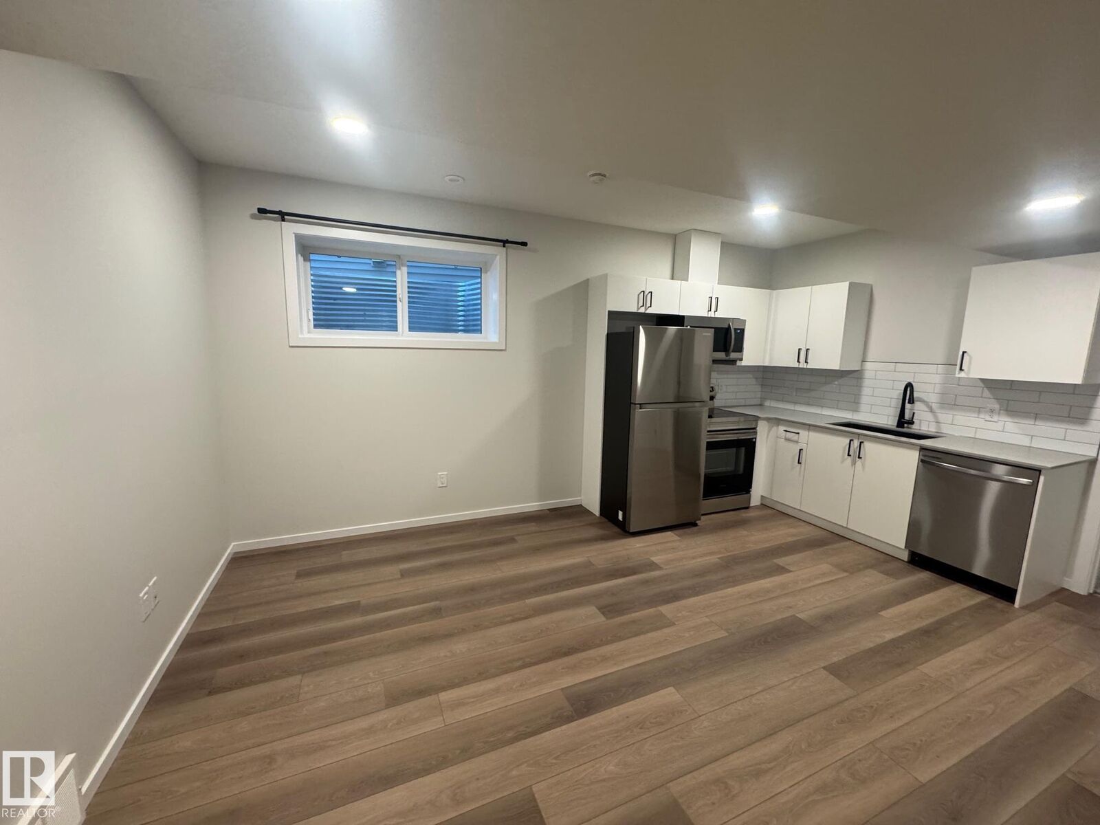 Property Photo:  19 Sereno Lane Bsmt  AB T8L 0Z9 