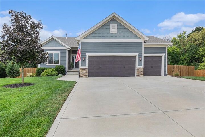 Property Photo:  1901 Red Bud Court  MO 64083 