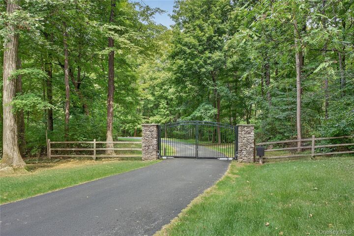 Property Photo:  3 Orr-Hatch Drive  NY 12518 