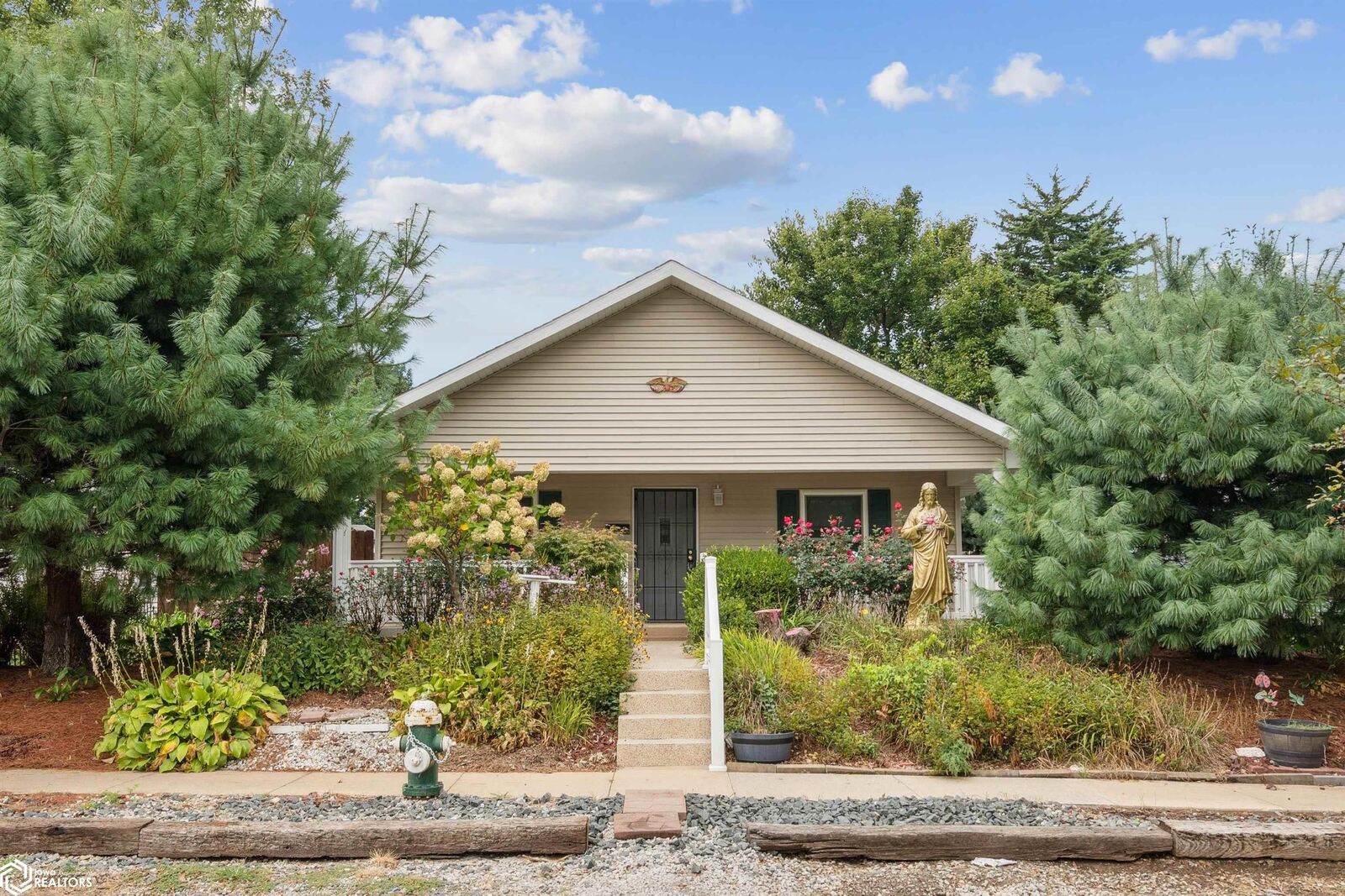 Property Photo:  613 N Garfield Avenue  IA 52601