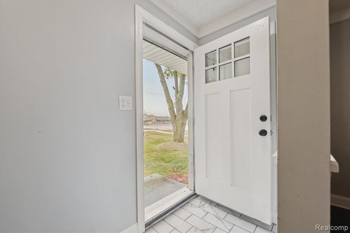 Property Photo:  207 W Tienken Road  MI 48306 4405