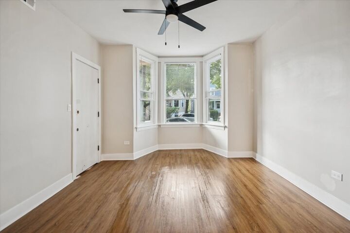Property Photo:  2416 W Belle Plaine Avenue  IL 60618 
