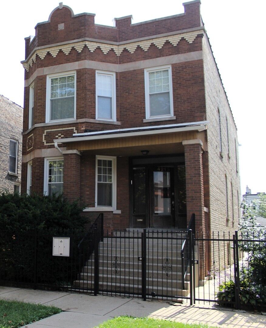 Property Photo: 4213 W Kamerling Avenue 1 IL 60651
