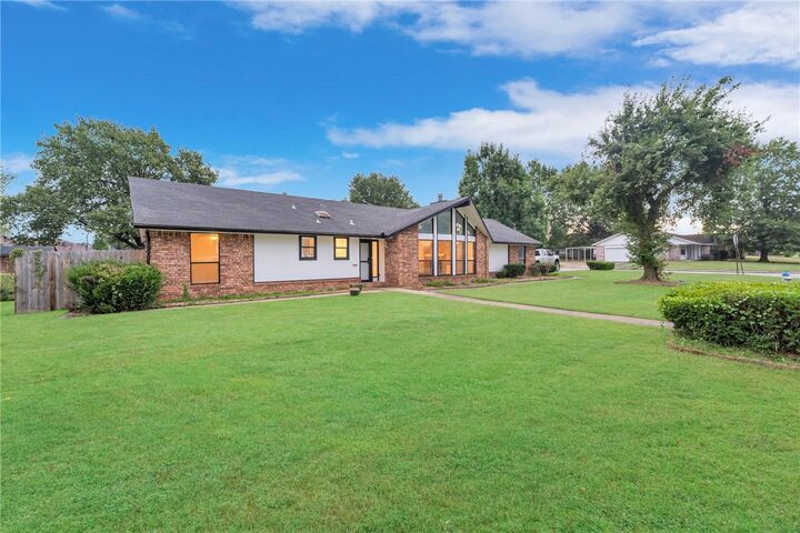 Property Photo:  1809 Oriole Street  AR 72764