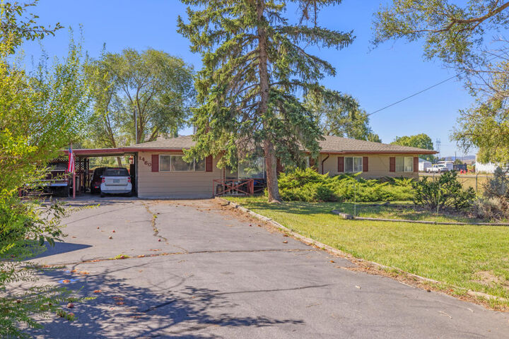 Property Photo:  1460 Joe Wright Road  OR 97603 