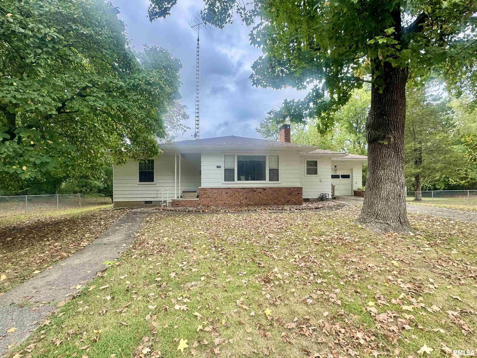 Property Photo:  1103 N Maple Street  IL 62812 