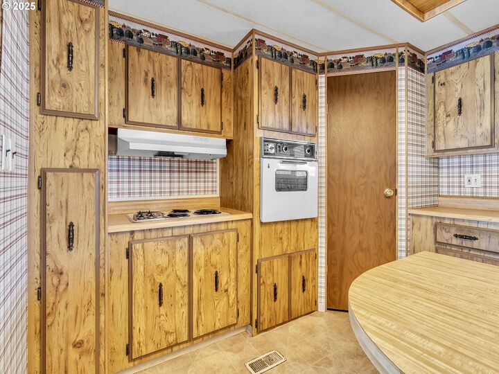 Property Photo: 2901 E 2nd St 77 OR 97132