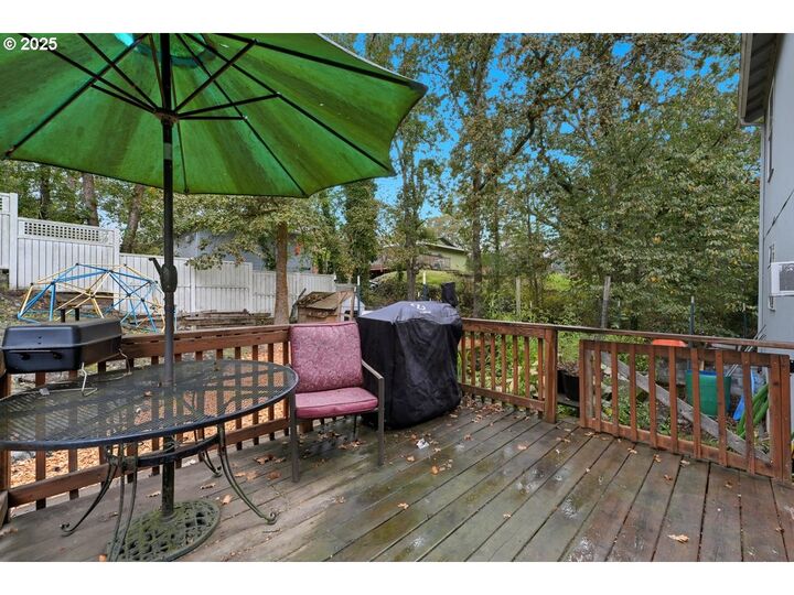 Property Photo:  285 S 7th St  OR 97051 