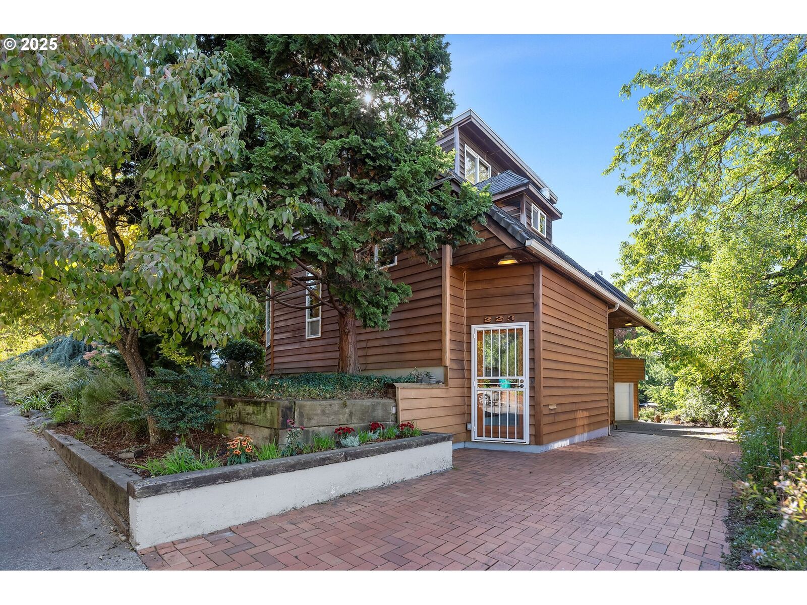 Property Photo:  223 SE 62nd Ave  OR 97215 