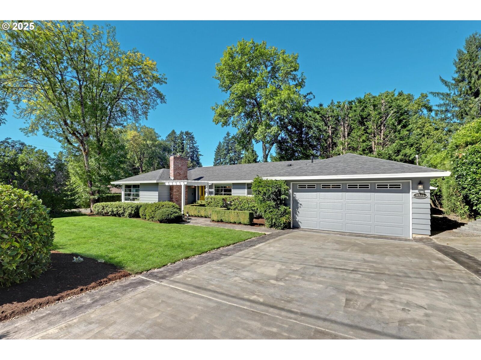 Property Photo: 8725 SW White Pine Ln OR 97225