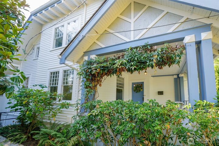 Property Photo:  203  17th Avenue SW  WA 98501 