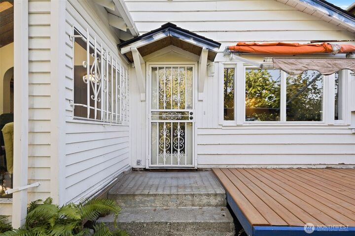 Property Photo: 327 24th Avenue E WA 98112